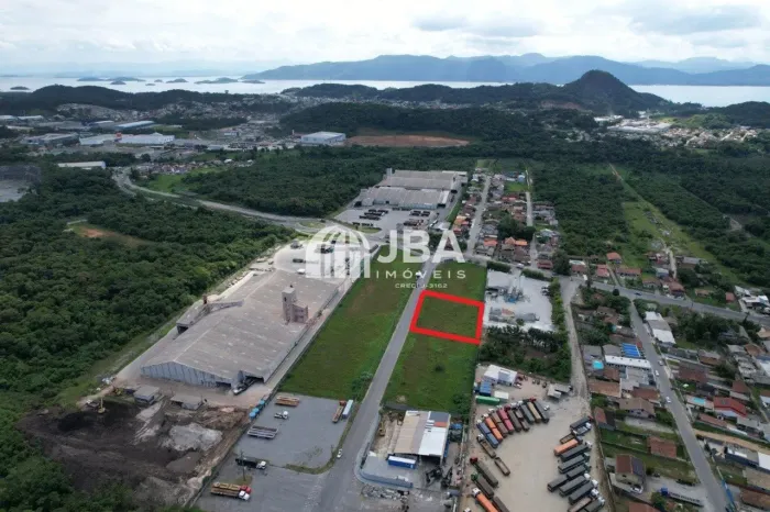 ÁREA INDUSTRIAL ESTRATÉGICA PRÓXIMA AO PORTO