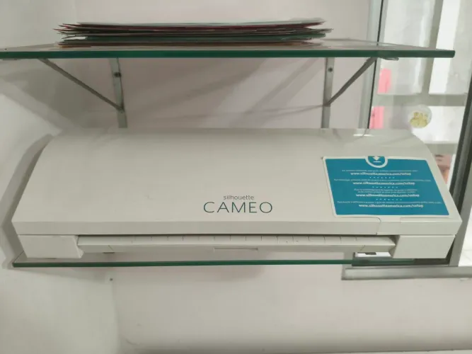 Sillhouete cameo