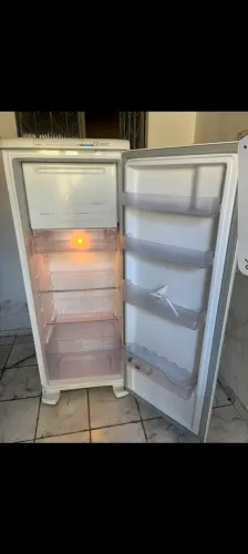 Geladeira frosfree usada funcionando tudo perfeito ;vendo e faço entrega