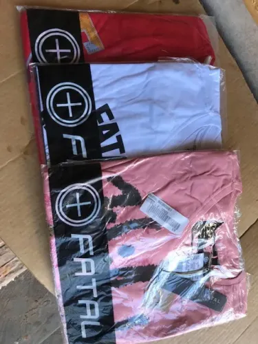 CAMISETA FATAL - GOLA "V" - TAMANHO: "P" - KIT COM TRÊS UNIDADES