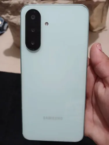Samsung A26 11meses de uso Apenas com a tela trincada mais nao interfere em nd funciona td