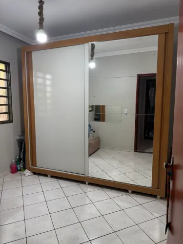 Guarda-roupas em ótimo estado