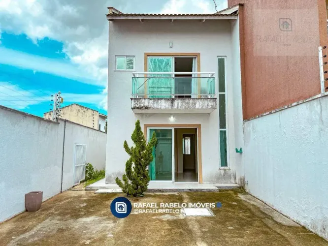 Casa Duplex à venda no Eusébio  3 quartos, 2 suítes e 3 vagas de garagem
