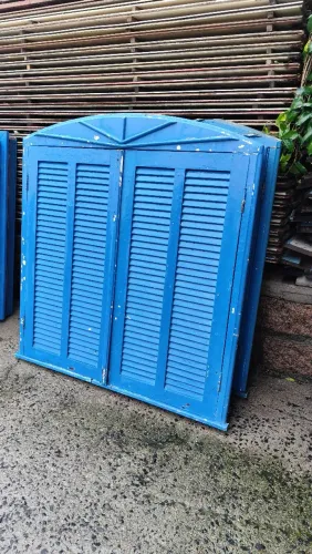 8 janelas em madeira demolição com grade de ferro, 5 portas em madeira demolição 