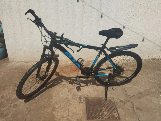 Um bike aro 29 tamanho 21 freio e mudança de velocidade SHIMANO revisada pela EURO BIKE
