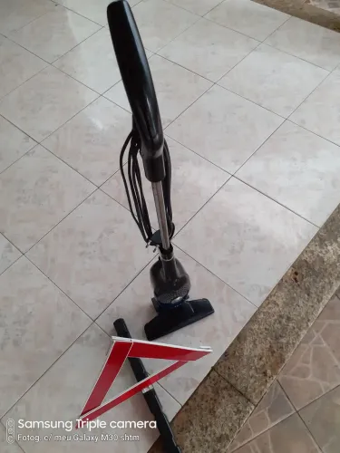 Triângulo com base e aspirador de pó
