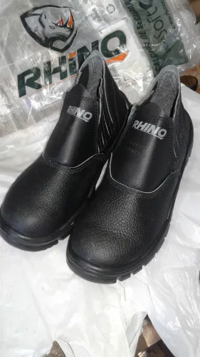 Bota de segurança em couro com bico de PVC 