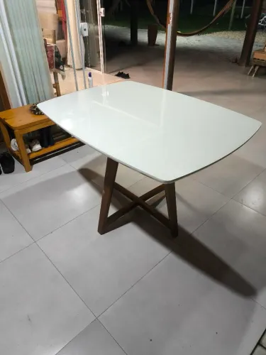 Vendo mesa para 4 lugares. Tampo de vidro, medindo 1,00m x 1,20 m. Whatsapp *