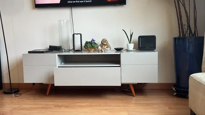 Vendo rack para TV modelo Retrô Paris, na cor off-white, com pés de madeira e design