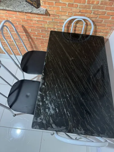 Mesa com tampo de granito 4 cadeiras