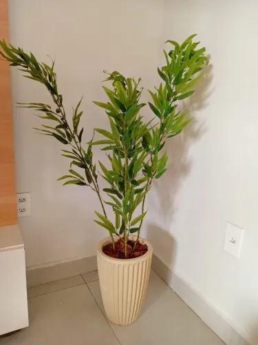 Vaso para decoração com folhagens artificiais 