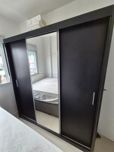 Guarda roupa preto fosco