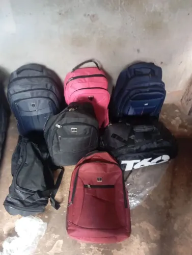 Vendo Bolsas e Mochilas. Fone pra contato: *