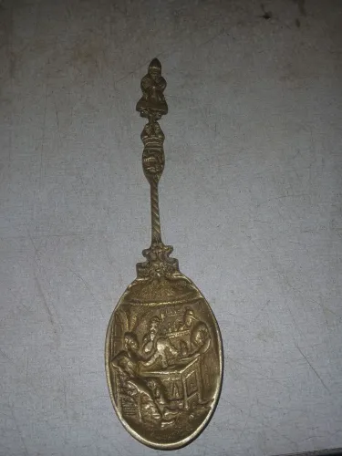 colher ornamental antiga de bronze de Volendam, Holanda. A peça é um item de colecionador
