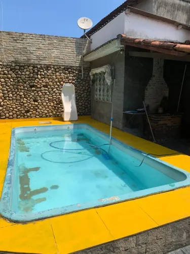 Bangu centro - Ótima casa 3 Q. 2 BH. Piscina Excelente localização