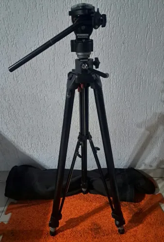 Tripé Manfrotto 058 (triaut) + Cab. Hidrául. 136