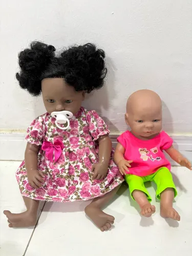 Bebê reborn negra e boneca em vinil