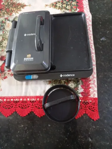 Uma sanduicheira grill elétrica