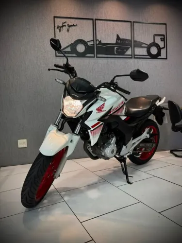 Honda CB Twister 250 Branca 2022 RADIDADE E DE ÚNICO DONO