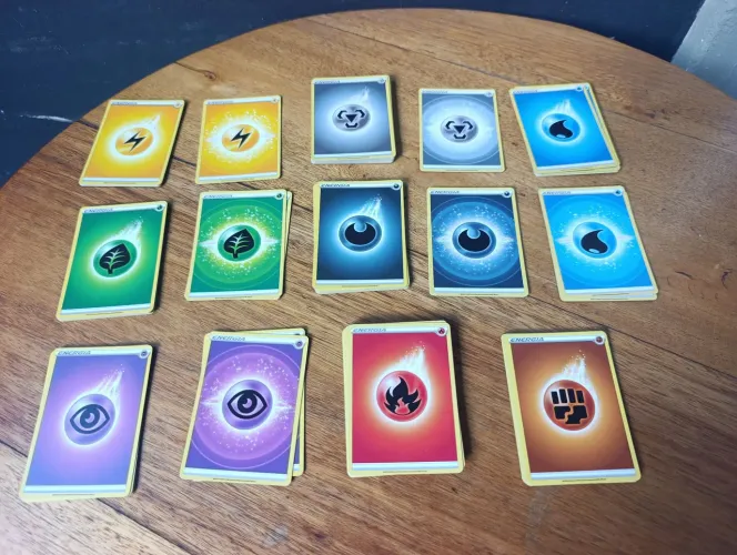 97 CARTAS DE ENERGIA POKÉMON 2020 E 2022 EM EXCELENTE ESTADO DE CONSERVAÇÃO.