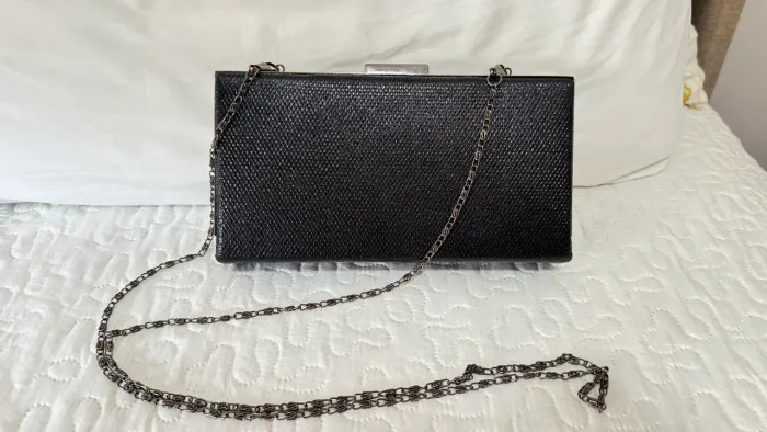 Título (OLX): Clutch Champagne/Dourada de Festa - Usada uma única vez - Excelente estado