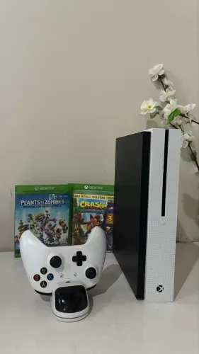 Xbox One S - 1 Controle, 1 plataforma de carregamento de controle - 2 jogos