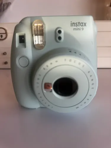 Câmera Instax azul bebê com refil filme