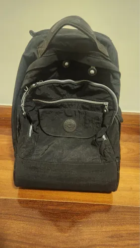 Mochila de Rodinha Kipling preta