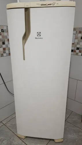 Vendo geladeira Electrolux 240 L