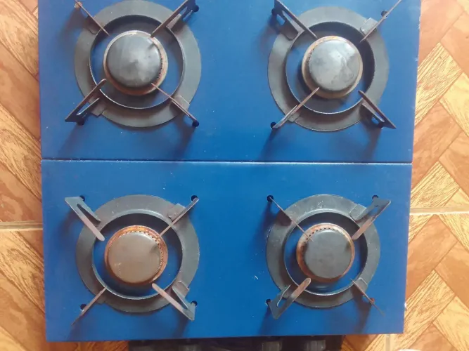Vende um fogão  de mesa, semi novo.