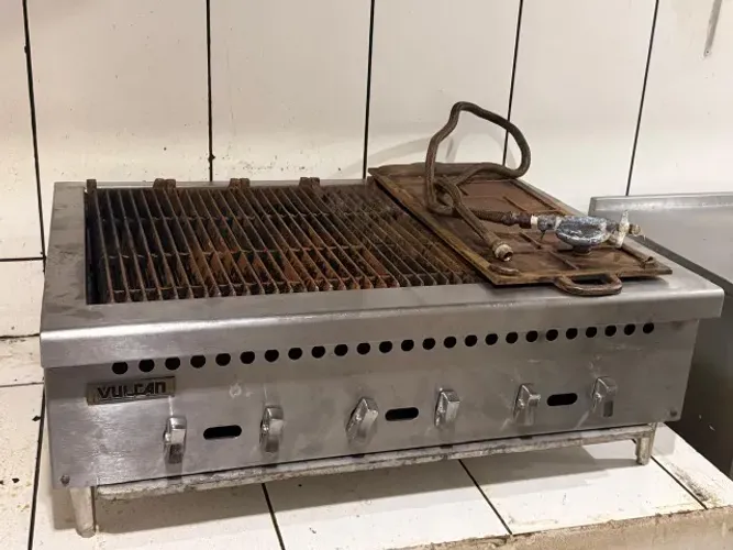 Char Broiler Vulcan VCRB36-2 + Fogão Industrial 4 Bocas - GLP