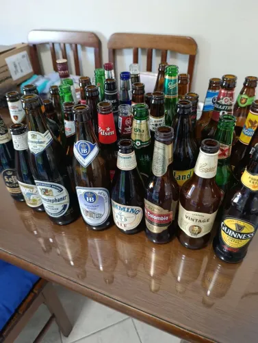 Garrafas colecionáveis de cervejas de alguns países e nacionais(42) unidades