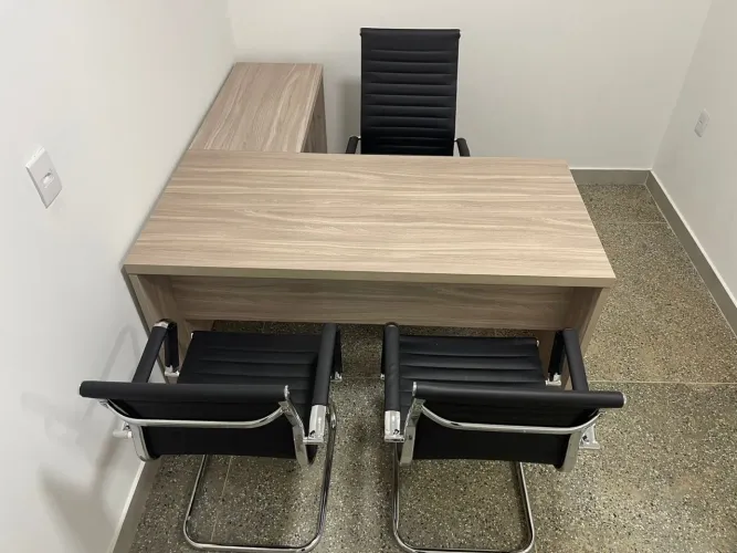 MESA DE ESCRITORIO 1.50x1.60 COM CADEIRAS LOJA IKONOFFICE
