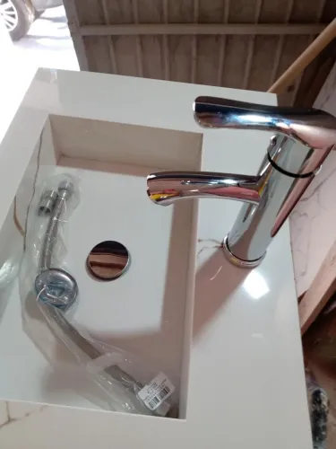 Pia esculpida com Kit torneira completo ?