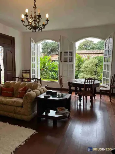 Casa à venda com 5 quartos, sendo 1 suíte, no Centro Campos dos Goytacazes/RJ