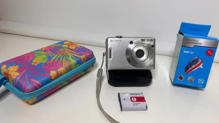 Câmera Sony Cyber-shot Prata Modelo:DSC-W30 R$:300 Reais 