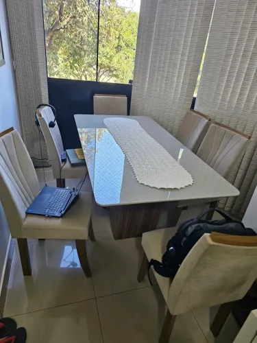 Mesa tampo de vidro com 6 cadeiras