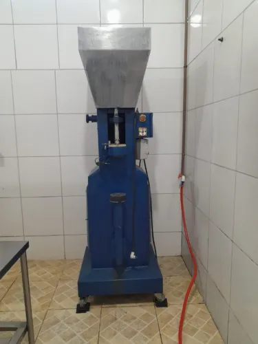 Tampadora Rolhadora Semi-automatica elétrica acionamento por botão