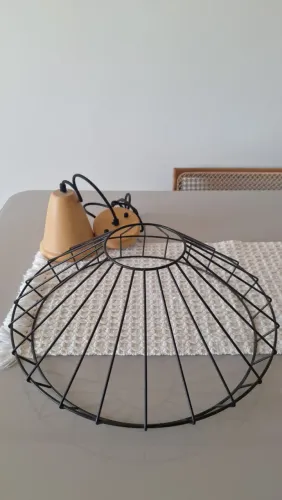 Lumunária Pendente Industrial com detalhes Madeira 39cm Diâmetro