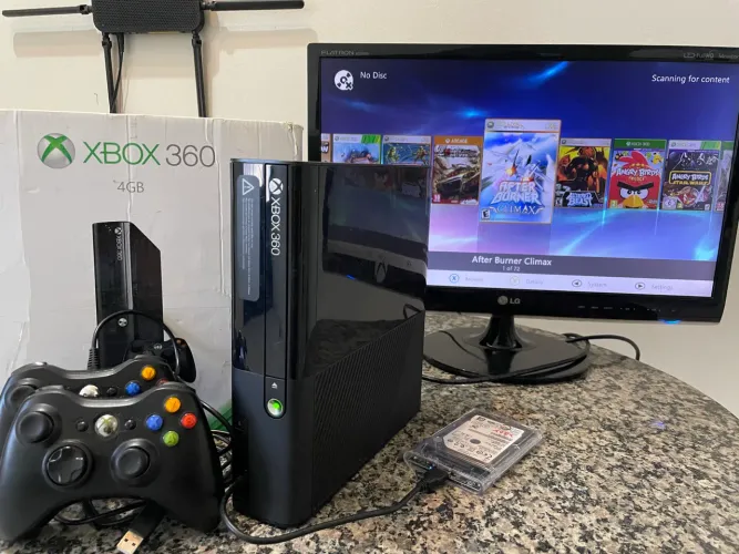 Xbox 360 + 2 controles + 72 jogos - Desbloqueado