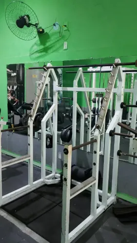 Equipamentos de academia de musculação