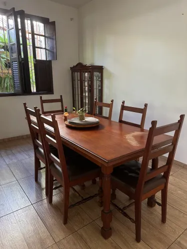 Mesa de jantar e cadeiras