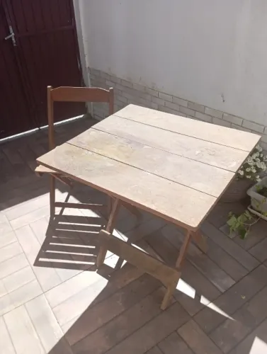 Vendo jogo de mesa e cadeiras de mdeira maciça(articulada)valor 550,00 em 5 vezes no cartã