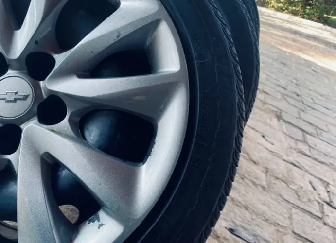 Roda 16 com pneus e calota