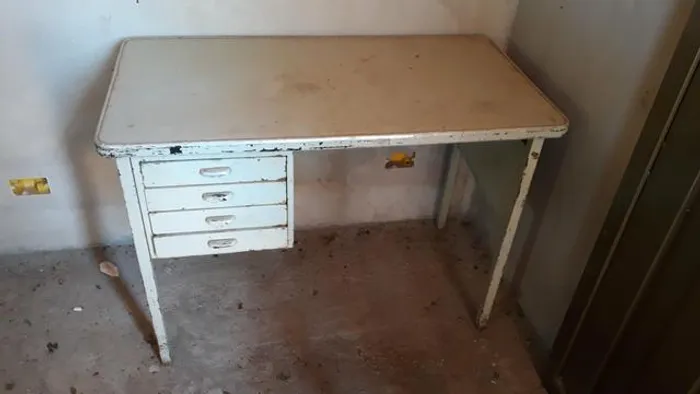 Escrivaninha de ferro antiga . relíquia