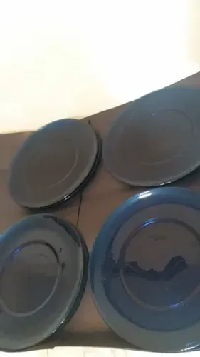 Suplat azul em vidro e pratos 