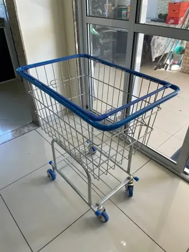 Carrinho de condomínio semi-novo