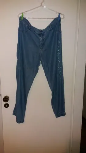 Varias blusas e vestidos