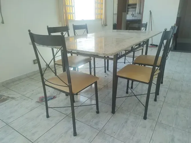 Mesa com 6 cadeiras
