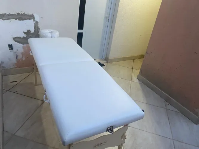 Maca Portátil Antares Maleta Regulagem De Altura 0,65x1,80cm Spa Cor branco